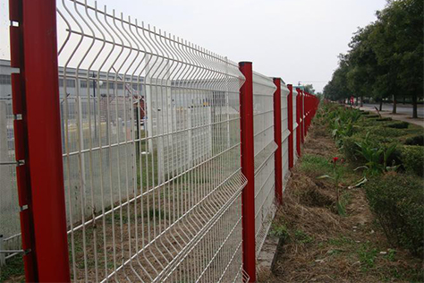 桃型柱护栏网如何安装？
